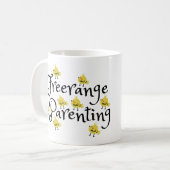 Freerange ouderschap met gele kuikens overal koffiemok (Voorkant links)