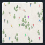 Freeride Alpiene Skiers Illustratie Partij Stenen Onderzetter<br><div class="desc">Koel het ontwerp van het skieerpatroon in de winter met skiërs die de alpine skipistes van de sneeuwbedekte bosjes in de alpen skiën. Freeride skiers dragen kleurrijke retro skipakken, die de heuvel neerslaan met de ski's op een witte sneeuwlandschapsachtergrond. Een prachtig wintersportcadeau voor een skiester in je kring van vrienden,...</div>