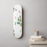 Freeride Alpine Skiers Skiing Illustratie Persoonlijk Skateboard<br><div class="desc">Retroskateboard. Koel het ontwerp van het skieerpatroon in de winter met skiërs die de alpine skipistes van de sneeuwbedekte bosjes in de alpen skiën. Freeride skiers dragen kleurrijke retro skipakken, die de heuvel neerslaan met de ski's op een witte sneeuwlandschapsachtergrond. Een prachtig wintersportcadeau voor een skiester in je kring van...</div>