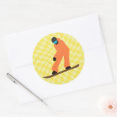Freeride Snowboarder in Oranje Suit gecontroleerd Ronde Sticker (Envelop)