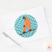 Freeride Snowboarder in Oranje Suit gecontroleerd Ronde Sticker (Envelop)