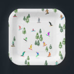 Freeride Snowboarder Snowboarding Illustratie Papieren Bordje<br><div class="desc">Koel-witte illustratiekunst met kleurrijke sneeuwboarders,  sneeuwboarden in bergen onder pijnbomen,  sparren,  vette bomen op vers sneeuwpoeder. Snowboard en xmas buitensport in een winterbos. Snowboarder giften. Snowboardkerstdecor.</div>