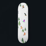 Freeride Snowboarder Snowboarding Illustratie Persoonlijk Skateboard<br><div class="desc">Koel-witte illustratiekunst met kleurrijke sneeuwboarders,  sneeuwboarden in bergen onder pijnbomen,  sparren,  vette bomen op vers sneeuwpoeder. Snowboard en xmas buitensport in een winterbos. Snowboarder giften. Snowboardkerstdecor.</div>