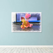 Freesia flower op het toetsenbord canvas afdruk (Insitu (Houten vloer))