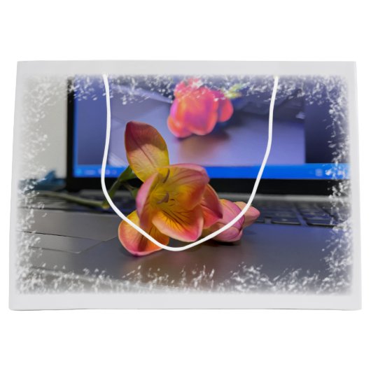 Freesia flower op het toetsenbord groot cadeauzakje (Voorkant)