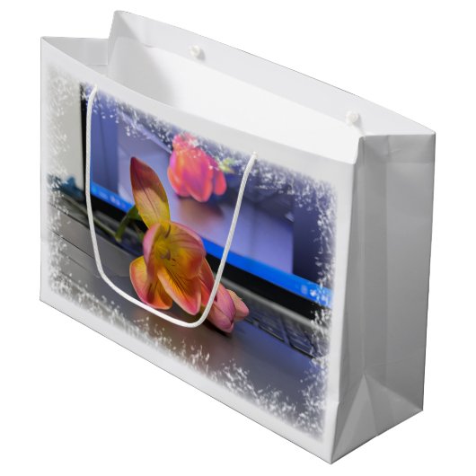 Freesia flower op het toetsenbord groot cadeauzakje (Voorkant Gekanteld)