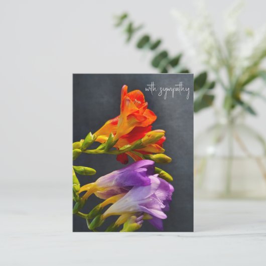 Freesia in een donkere achtergrond. Met sympathie Briefkaart (Staand voorkant)