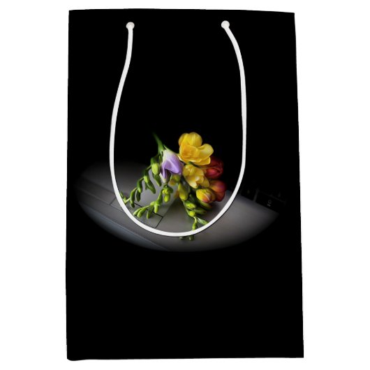 Freesias in de schijnwerpers medium cadeauzakje (Voorkant)