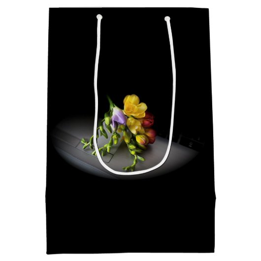 Freesias in de schijnwerpers medium cadeauzakje (Achterkant)