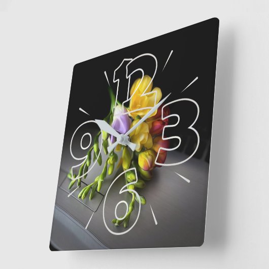 Freesias in de schijnwerpers vierkante klok (Hoek)