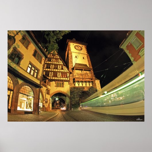 Freiburger Schwabentor bei Nacht Poster (Voorkant)