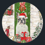 French Bulldog Christmas Ronde Sticker<br><div class="desc">De kerstboom van de Franse Bulldog kerstmis die buiten het decoratieve huis met kerstmis zit,  is een perfect kerstcadeauidee voor hondenliefhebbers.</div>