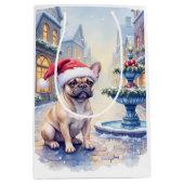 French Bulldog Snowy Town Fountain Santa Christmas Medium Cadeauzakje (Voorkant)
