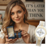 French Fleur de Lis Silver Vintage Paris Classy Horloge<br><div class="desc">Frans ontwerp met vier zilveren fleur de lis-bloemen die een kruising vormen in het midden.</div>