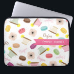 French Food Thful Personalised Electronics Bag Laptop Sleeve<br><div class="desc">Een elektronische tas met illustraties van roze Franse anemonbloemen,  theekopjes,  Franse macarons en bonjour! Personaliseer u met jouw naam aan de voorzijde.</div>