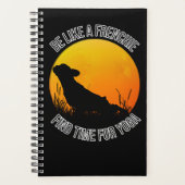 Frenchi Yoga op zonsondergang zwarte cover Planner (Voorkant)