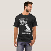 Frenchie geeft me wat koffie en laat me mijn vader t-shirt (Voorkant volledig)