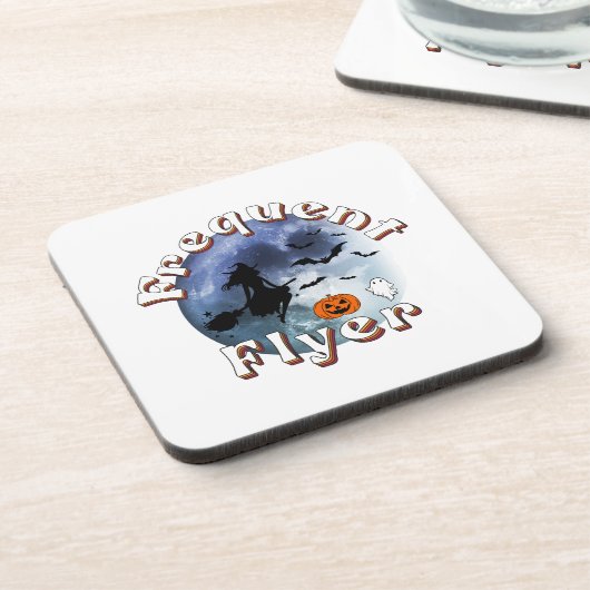 Frequent Flyer Halloween Heks Riding Broomstick Bier Onderzetter (Linkerzijde)