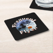 Frequent Flyer Halloween Heks Riding Broomstick Kartonnen Onderzetters (Schuin)