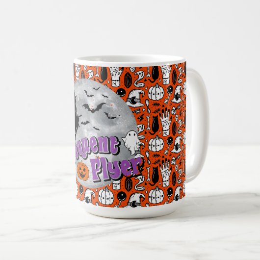 Frequent Flyer Halloween Heks Riding Broomstick Koffiemok (Voorkant rechts)