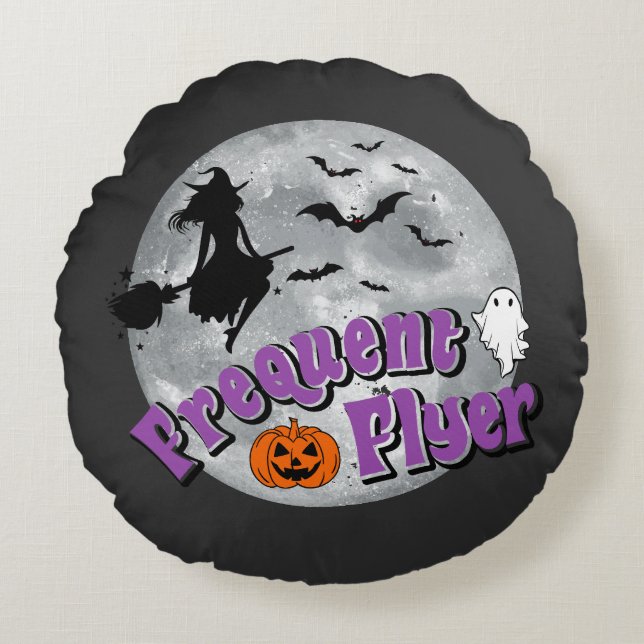Frequent Flyer Halloween Heks Riding Broomstick Rond Kussen (Voorkant)