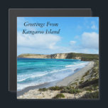 Fresh Ocean Breezes, Kangaroo Island, Australië;<br><div class="desc">De foto is een lang uitzicht waterig gekleurd zee dat op wit zand breekt, met hoge kliffen en een zachte strandvegetatie op een zonnige troebele dag</div>