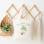Fresh Off the Market Whimsical Sage groen Boeket Tote Bag<br><div class="desc">Fresh Off the Market Whimsical Sage groen Boeket Canvas tas Overeenkomende items beschikbaar.</div>