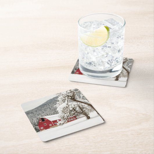 Fresh snow on red barn kartonnen onderzetters (Insitu)