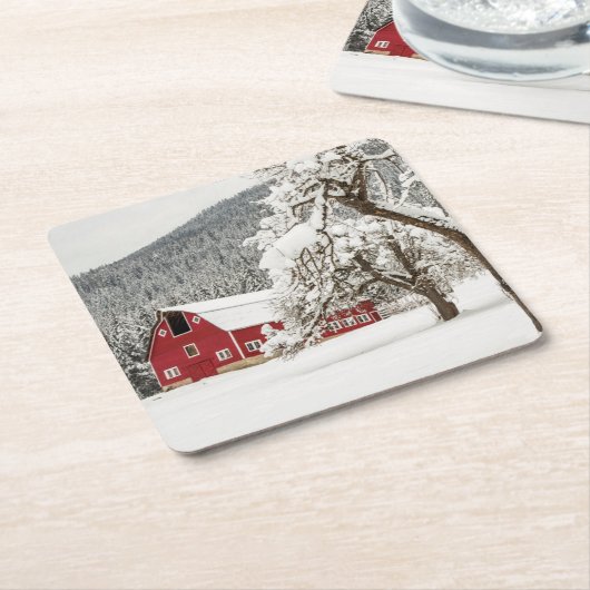 Fresh snow on red barn kartonnen onderzetters (Schuin)