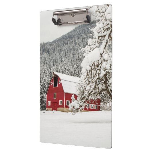 Fresh snow on red barn klembord (Links)