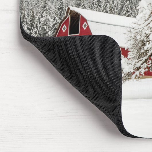 Fresh snow on red barn muismat (Hoek)