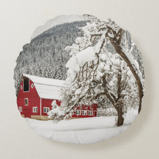 Fresh snow on red barn rond kussen