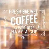 Freshly Brewed Coffee hier bediend Raamsticker (Vel 2)