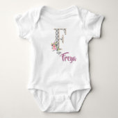 Freya Name onthult Outfit Letter of Floral Romper (Voorkant)