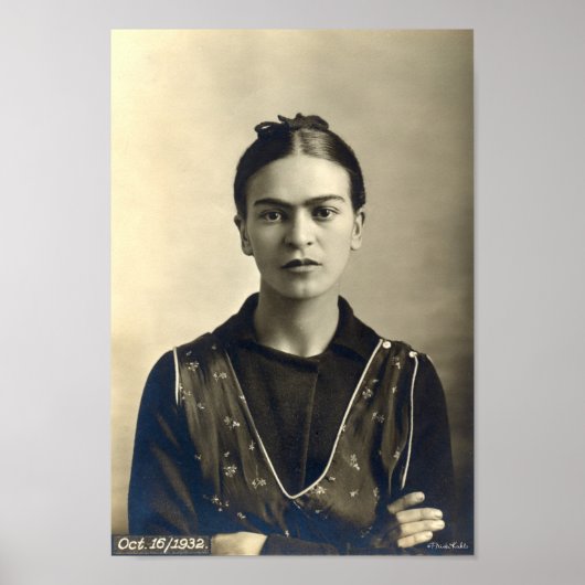 Frida Kahlo Arms Crossed Poster (Voorkant)