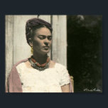 Frida Kahlo Blush Foto Poster<br><div class="desc">Frida Kahlo de Rivera was een Mexicaanse schilder die zich herinnerde aan haar intense en levendige werk. Haar werk is in Mexico gevierd als een symbool van de nationale en inheemse traditie,  en door feministen voor haar onverbloemde weergave van de ervaring van de vrouw en haar onverzettelijkheid</div>