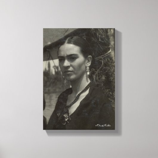 Frida Kahlo in Black Canvas Afdruk (Voorkant)