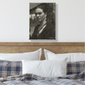 Frida Kahlo in Black Canvas Afdruk (Insitu (Slaapkamer))