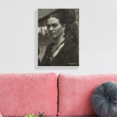 Frida Kahlo in Black Canvas Afdruk (Insitu (Woonkamer))