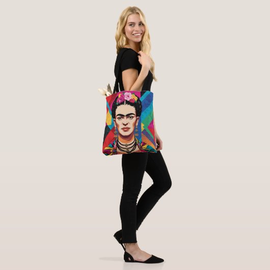 Frida Kahlo Pop Art Portrait – Levendige kleuren Tote Bag (Op model)