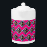 Frida Kahlo Retro Denim Diamond Theepot<br><div class="desc">Retro Gemengde media collage met Frida Kahlo,  bloemdruk en blauwe denim. Cute retro gift voor retroart liefhebbers,  hippies en bloem kinderen. Schattig geschenk voor Frida Kahlo fans,  kunstliefhebbers,  volgers van haar werk.</div>