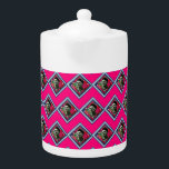 Frida Kahlo Retro Denim Diamond Theepot<br><div class="desc">Retro Gemengde media collage met Frida Kahlo,  bloemdruk en blauwe denim. Cute retro gift voor retroart liefhebbers,  hippies en bloem kinderen. Schattig geschenk voor Frida Kahlo fans,  kunstliefhebbers,  volgers van haar werk.</div>