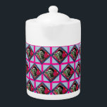 Frida Kahlo Retro Pink Denim Theepot<br><div class="desc">Retro Gemengde media collage met Frida Kahlo,  bloemdruk en blauwe denim. Cute retro gift voor retroart liefhebbers,  hippies en bloem kinderen. Schattig geschenk voor Frida Kahlo fans,  kunstliefhebbers,  volgers van haar werk.</div>