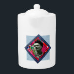 Frida Kahlo Retro Pink Denim Theepot<br><div class="desc">Retro Gemengde media collage met Frida Kahlo,  bloemdruk en blauwe denim. Cute retro gift voor retroart liefhebbers,  hippies en bloem kinderen. Schattig geschenk voor Frida Kahlo fans,  kunstliefhebbers,  volgers van haar werk.</div>