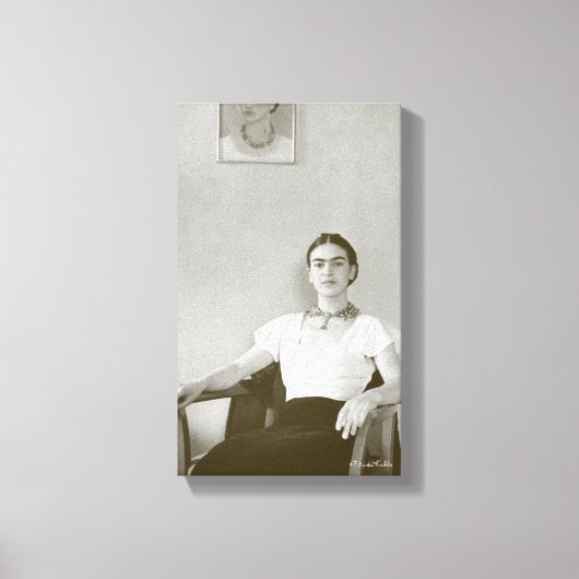 Frida Kahlo Seated w/Frida Painting Canvas Afdruk (Voorkant)