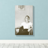 Frida Kahlo Seated w/Frida Painting Canvas Afdruk (Insitu (Houten vloer))
