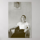 Frida Kahlo Seated w/Frida Painting Poster (Voorkant)