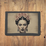 Frida Kahlo - surrealistische retro-artieste Drievoud Portemonnee<br><div class="desc">Verhoog uw stijl met de Frida Kahlo Trifold Wallet - een mix van  charme en hedendaagse kunst. Met surrealistische kunst met dubbele belichting op gebarsten papier,  is het een uniek accessoire voor gedurfde,  artistieke zielen. Blijf georganiseerd terwijl je een statement draagt dat individualiteit viert.</div>