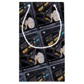 Friday Night Painting by Alfred Fox Klein Cadeauzakje (Achterkant)