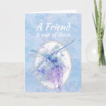 Friend Birthday Blue Dragonfly Waterverf Art Kaart<br><div class="desc">Een vriend is een van die speciale mensen die je tegenkomt op de weg die je helpt de reis te waarderen. Mooie blauw en mauve dragonfly-waterverf voor iemand die van libellen,  tuinen en vijvers houdt</div>